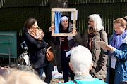 Salome Bender und Tamara Suter erzählen von ungewohnten Heilmethoden der Nonnen im mittelalterlichen Steinenkloster, 2. April 2023 (Foto: Linda Falcetta)